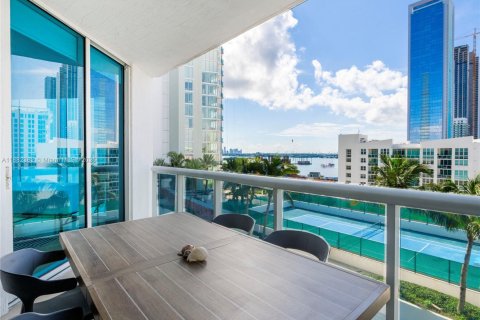Condo in Miami, Florida, 2 bedrooms  № 1928534 - photo 1