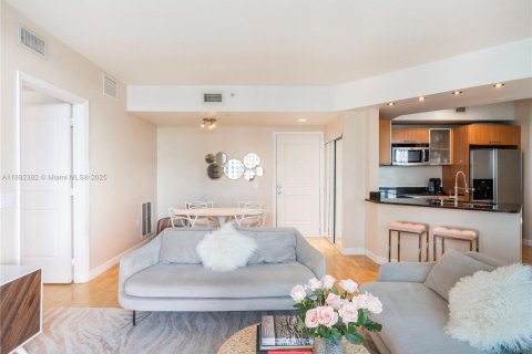 Condo in Miami, Florida, 2 bedrooms  № 1928534 - photo 3