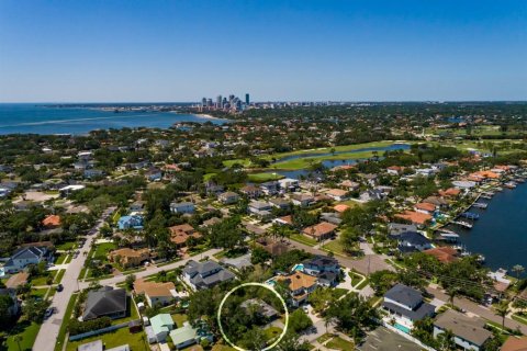 House in Saint Petersburg, Florida 3 bedrooms, 149.76 sq.m. № 1630817 - photo 4