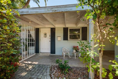House in Saint Petersburg, Florida 3 bedrooms, 149.76 sq.m. № 1630817 - photo 6