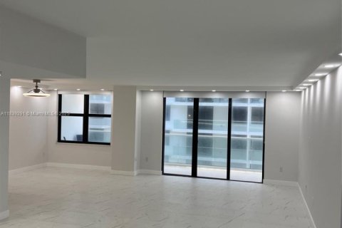 Condo in Bal Harbour, Florida, 2 bedrooms  № 1850813 - photo 2