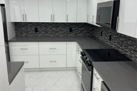 Condo in Bal Harbour, Florida, 2 bedrooms  № 1850813 - photo 3