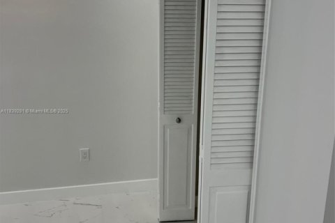 Condo in Bal Harbour, Florida, 2 bedrooms  № 1850813 - photo 19