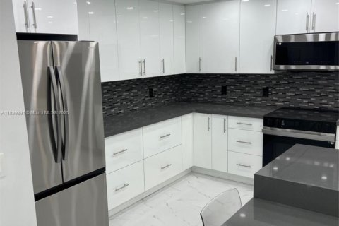 Condo in Bal Harbour, Florida, 2 bedrooms  № 1850813 - photo 6