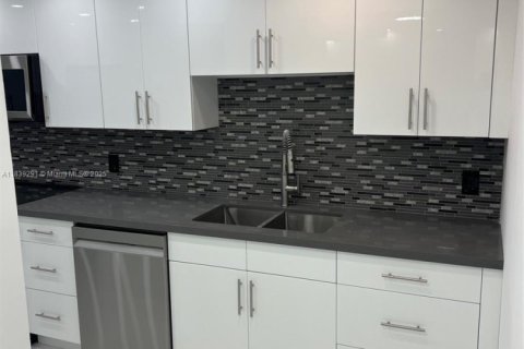 Condo in Bal Harbour, Florida, 2 bedrooms  № 1850813 - photo 4