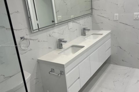 Condo in Bal Harbour, Florida, 2 bedrooms  № 1850813 - photo 15
