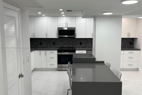 Condo in Bal Harbour, Florida, 2 bedrooms  № 1850813 - photo 8