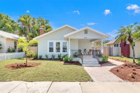 Casa en venta en Saint Petersburg, Florida, 3 dormitorios, 130.81 m2 № 1898557 - foto 1