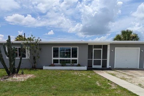 House in Port Charlotte, Florida 2 bedrooms, 89.93 sq.m. № 2219514