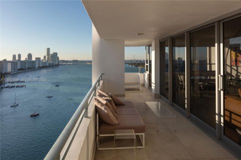 Condominio en Miami Beach, Florida, 2 dormitorios  № 2032774