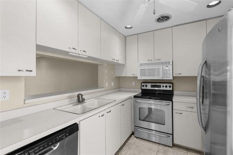 Townhouse in Sarasota, Florida 2 bedrooms, 120.87 sq.m. № 2379577 - photo 18