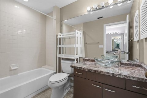 Townhouse in Sarasota, Florida 2 bedrooms, 120.87 sq.m. № 2379577 - photo 7