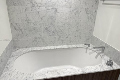 Condo in Miami, Florida, 1 bedroom  № 1929813 - photo 13