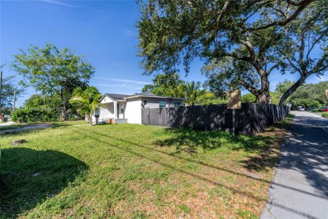 House in Miami, Florida 4 bedrooms, 133.97 sq.m. № 2035125