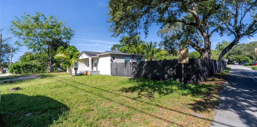 House in Miami, Florida 4 bedrooms, 133.97 sq.m. № 2035125