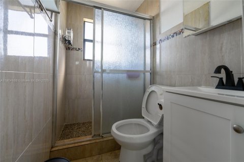 House in Miami, Florida 4 bedrooms, 133.97 sq.m. № 2035125 - photo 4