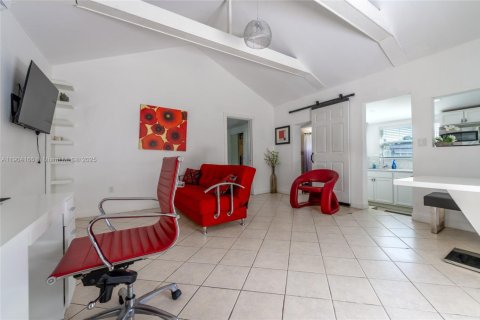 House in Miami, Florida 4 bedrooms, 133.97 sq.m. № 2035125 - photo 10