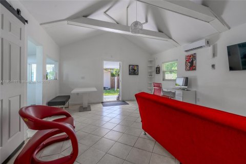 House in Miami, Florida 4 bedrooms, 133.97 sq.m. № 2035125 - photo 7