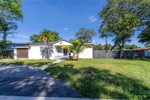 House in Miami, Florida 4 bedrooms, 133.97 sq.m. № 2035125 - photo 2