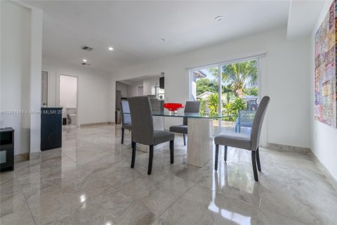 House in Miami, Florida 4 bedrooms, 133.97 sq.m. № 2035125 - photo 27
