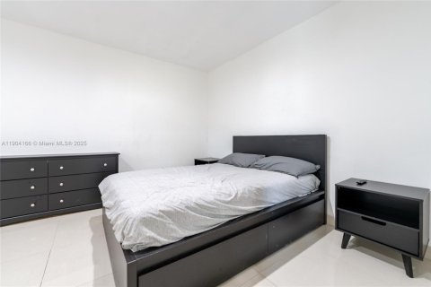 House in Miami, Florida 4 bedrooms, 133.97 sq.m. № 2035125 - photo 20