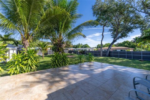 House in Miami, Florida 4 bedrooms, 133.97 sq.m. № 2035125 - photo 14