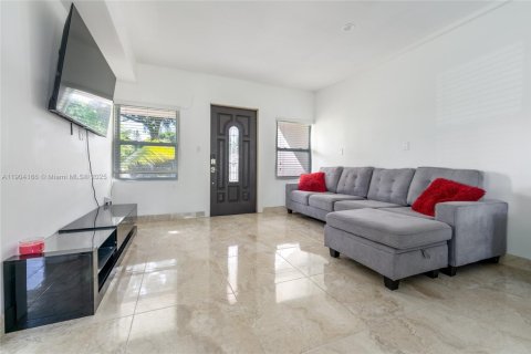 House in Miami, Florida 4 bedrooms, 133.97 sq.m. № 2035125 - photo 30
