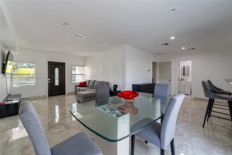House in Miami, Florida 4 bedrooms, 133.97 sq.m. № 2035125 - photo 26