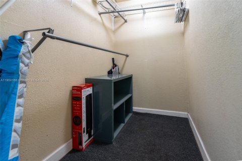 House in Miami, Florida 4 bedrooms, 133.97 sq.m. № 2035125 - photo 5