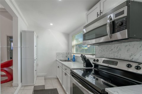 House in Miami, Florida 4 bedrooms, 133.97 sq.m. № 2035125 - photo 8