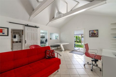 House in Miami, Florida 4 bedrooms, 133.97 sq.m. № 2035125 - photo 3