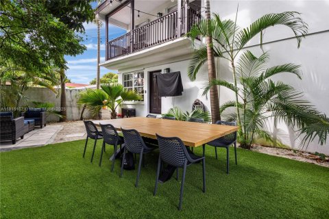 Villa ou maison à louer à Miami, Floride: 7 chambres, 248.05 m2 № 1766768 - photo 25