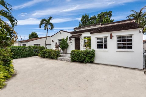 Villa ou maison à louer à Miami, Floride: 7 chambres, 248.05 m2 № 1766768 - photo 8