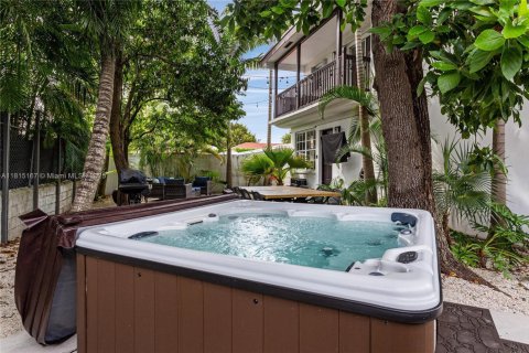 Villa ou maison à louer à Miami, Floride: 7 chambres, 248.05 m2 № 1766768 - photo 2