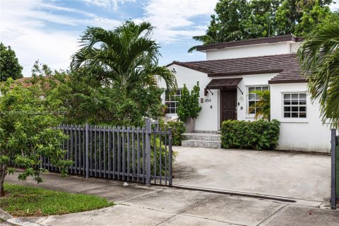 Villa ou maison à louer à Miami, Floride: 7 chambres, 248.05 m2 № 1766768 - photo 11