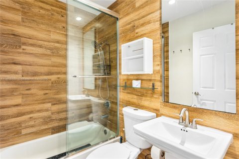 Villa ou maison à louer à Miami, Floride: 7 chambres, 248.05 m2 № 1766768 - photo 18