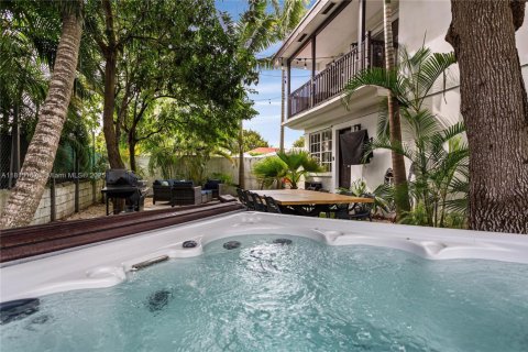 Villa ou maison à louer à Miami, Floride: 7 chambres, 248.05 m2 № 1766768 - photo 26
