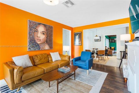 Villa ou maison à louer à Miami, Floride: 7 chambres, 248.05 m2 № 1766768 - photo 4