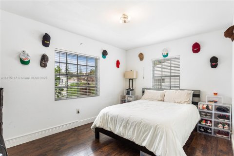 Villa ou maison à louer à Miami, Floride: 7 chambres, 248.05 m2 № 1766768 - photo 17