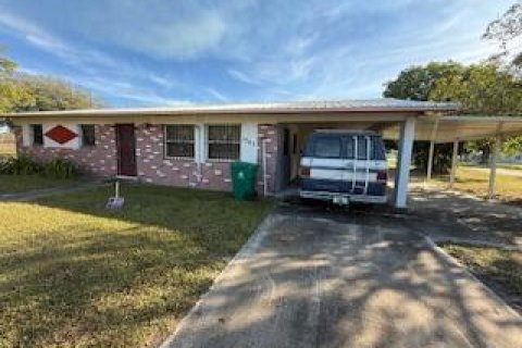 House in Clewiston, Florida 4 bedrooms, 114.46 sq.m. № 2245515