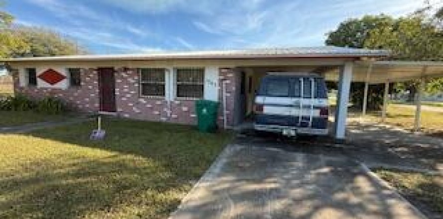 House in Clewiston, Florida 4 bedrooms, 114.46 sq.m. № 2245515