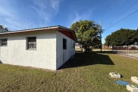 House in Clewiston, Florida 4 bedrooms, 114.46 sq.m. № 2245515 - photo 4