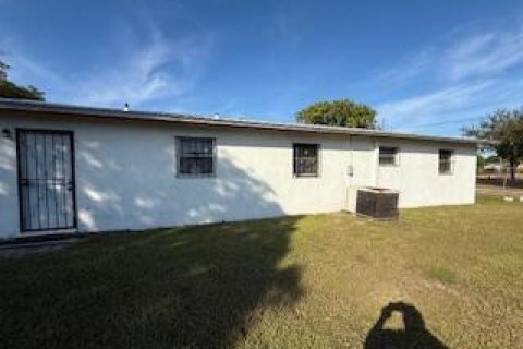 House in Clewiston, Florida 4 bedrooms, 114.46 sq.m. № 2245515 - photo 6