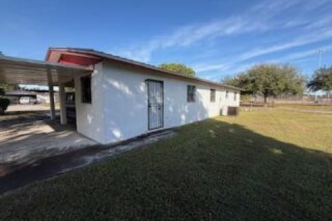 House in Clewiston, Florida 4 bedrooms, 114.46 sq.m. № 2245515 - photo 16