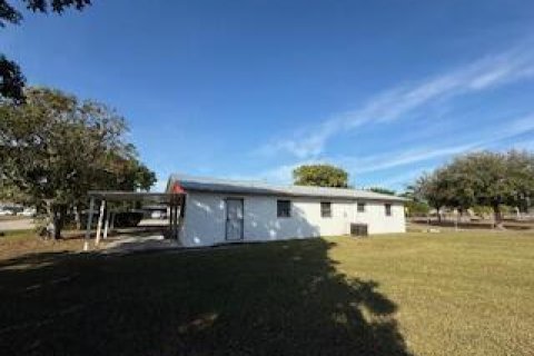 House in Clewiston, Florida 4 bedrooms, 114.46 sq.m. № 2245515 - photo 15