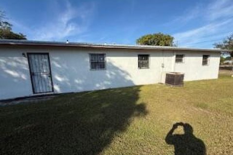 House in Clewiston, Florida 4 bedrooms, 114.46 sq.m. № 2245515 - photo 7