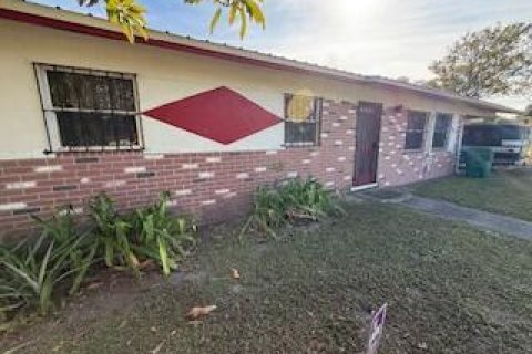 House in Clewiston, Florida 4 bedrooms, 114.46 sq.m. № 2245515 - photo 3