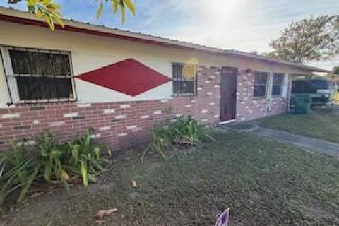 House in Clewiston, Florida 4 bedrooms, 114.46 sq.m. № 2245515 - photo 2