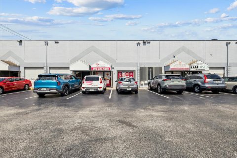 Propiedad comercial en venta en Hialeah, Florida № 1833711 - foto 19
