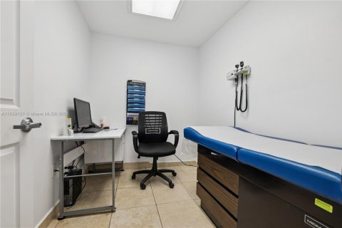 Propiedad comercial en venta en Hialeah, Florida № 1833711 - foto 15